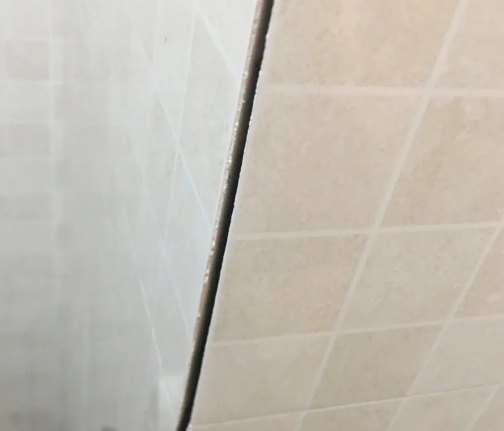 阳东瓷砖空鼓维修公司分享阳台瓷砖脱落的修复过程可以分为以下几个步骤