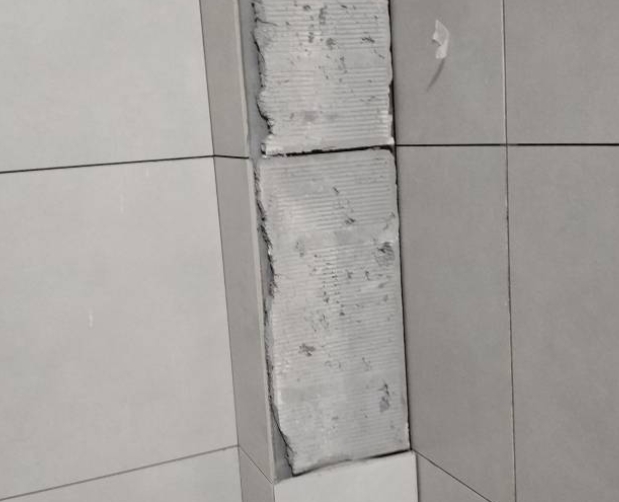 阳东瓷砖空鼓维修公司分享下瓷砖施工前基层浇水润湿程度不足，可能导致以下问题
