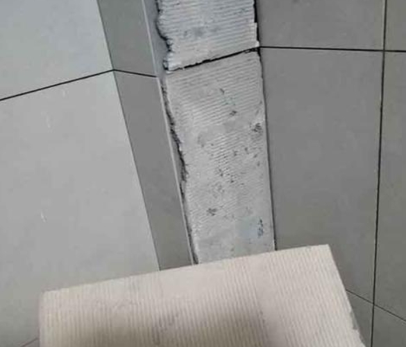 阳东瓷砖空鼓维修公司分享下厨房瓷砖脱落的补救措施。